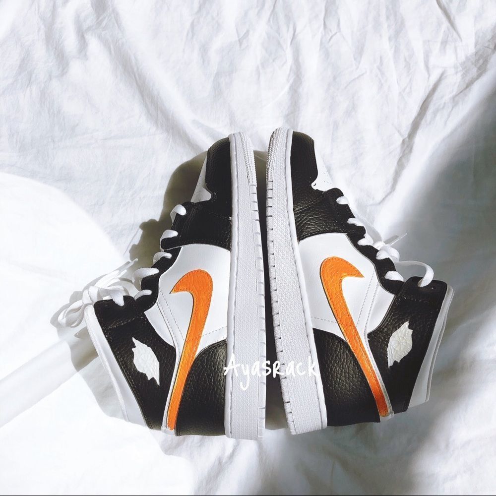 Custom painted air jordan mid - Picture 3 of 5
